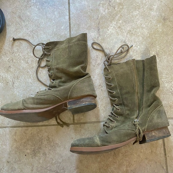 Suede boots. - Picture 2 of 3